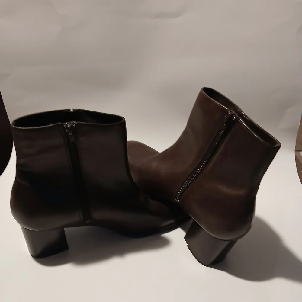 Hush Puppies Ladies Brown Leather Ankle Boots. NWOT. Size 9M